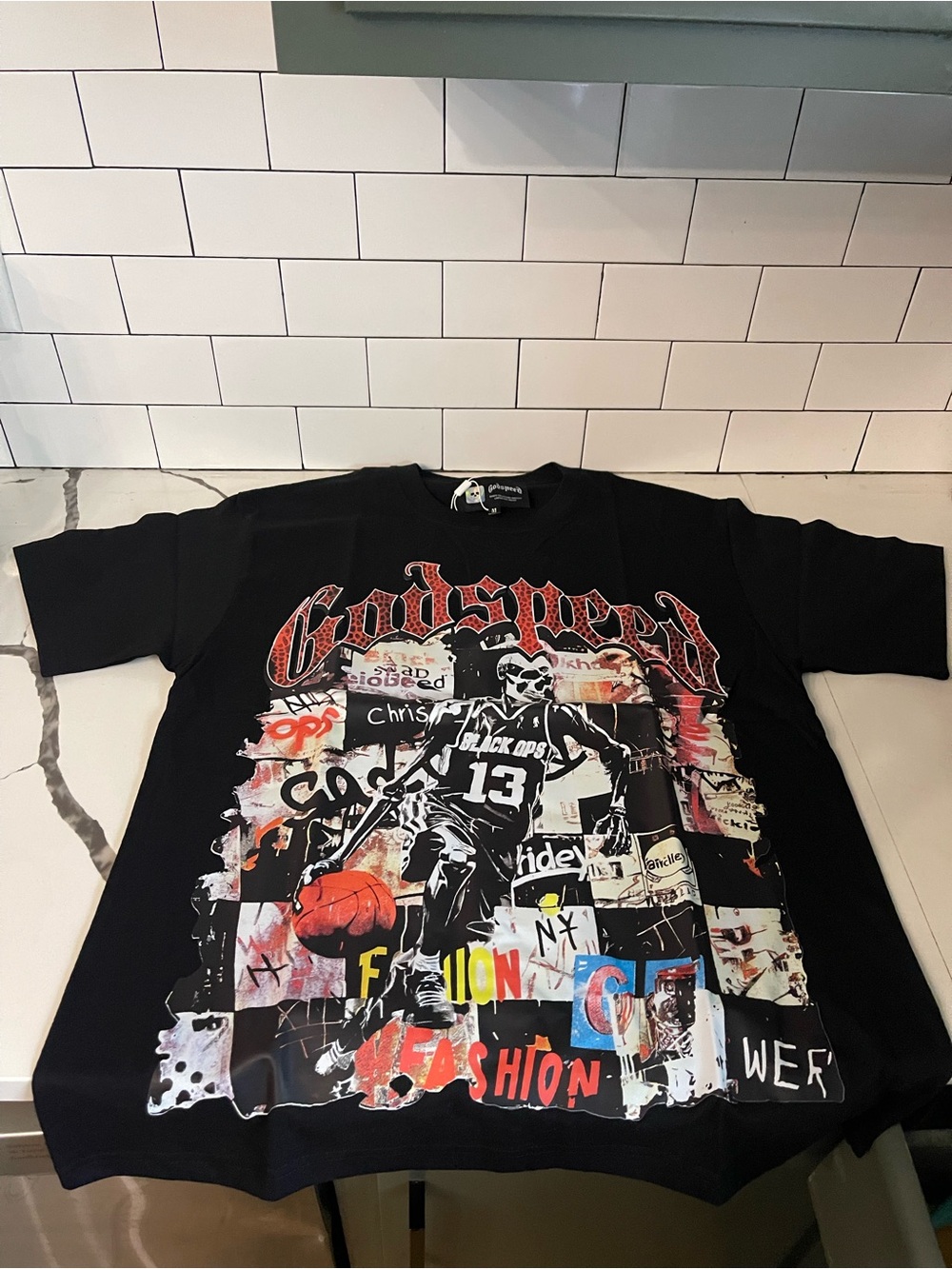 Mens Graphic Design Tee Size L.